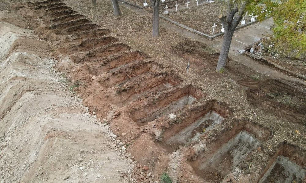 Θεσσαλονίκη: Ανατριχιάζουν οι τάφοι στη σειρά για τα θύματα του κορονοϊού